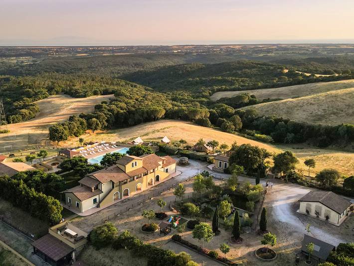 Appartamento per 4 persone, con balcone e panorama nonché giardino a Riparbella