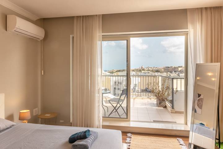 Apartment for 4 people, with ocean view and terrace, with pets in Malta