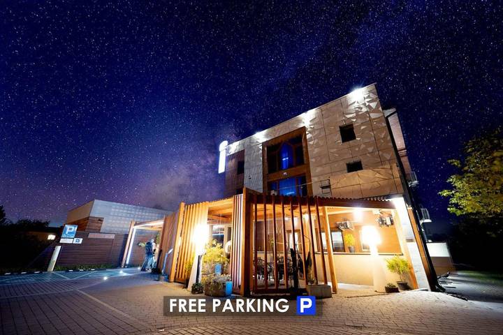 Hotel dla 3 osób, z Balkon i Jacuzzi oraz Taras i Ogród w Lublin