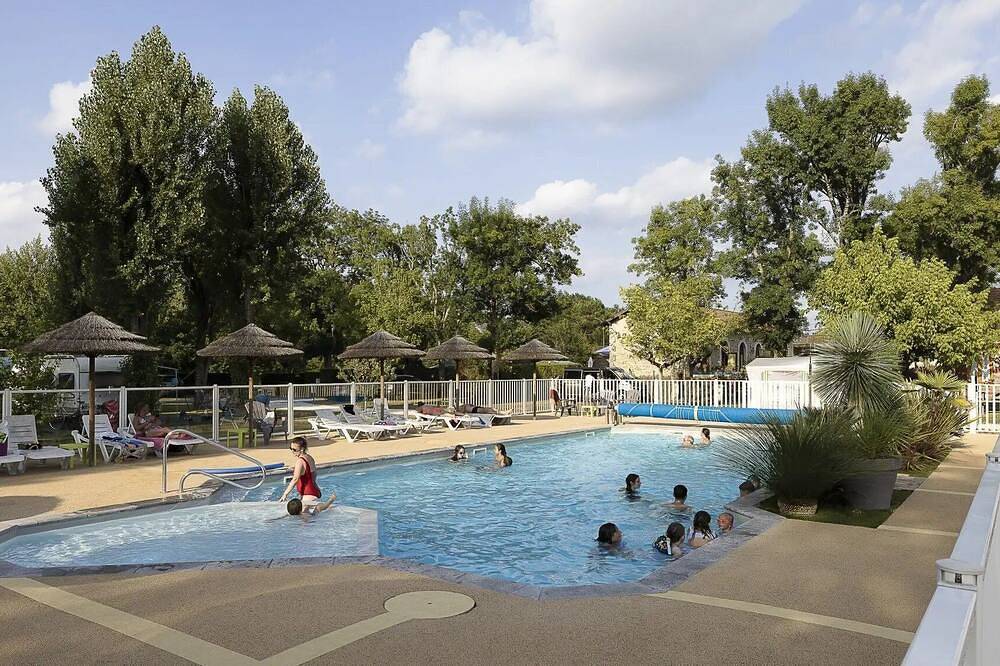 Zecamping 3 étoiles familial piscine chauffée locatif Tv clim 25m2 in Montpon-Ménestérol, Périgord Blanc