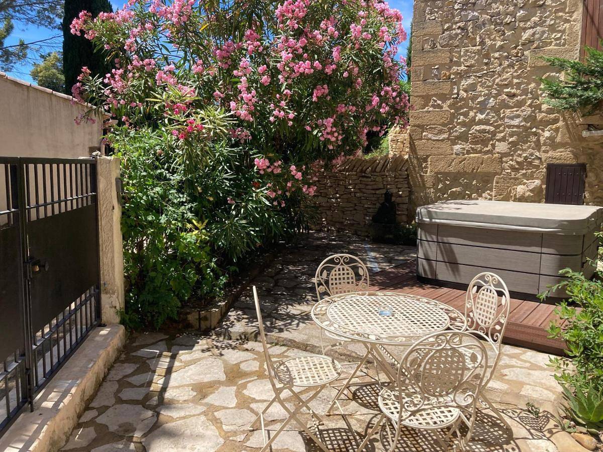 Appartement entier, One-Bedroom Apartment in Roquemaure, Région de Nîmes