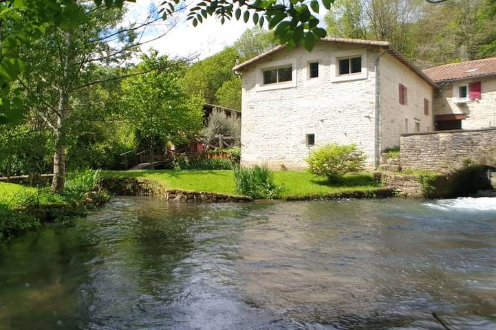 Gîte pour 6 personnes, avec jardin et terrasse à Azay-le-Brûlé