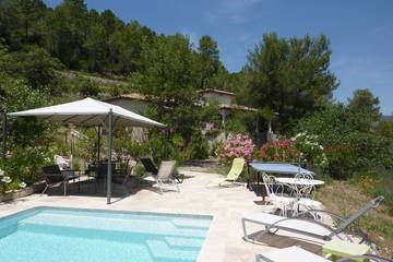 Gîte pour 6 personnes, avec piscine ainsi que jardin et terrasse à Correns
