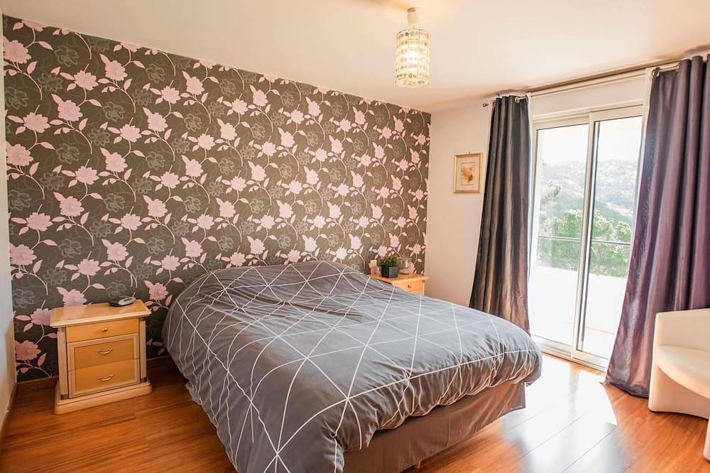 Beautiful villa with pool and magnificent view in Bargemon, Draguignan region