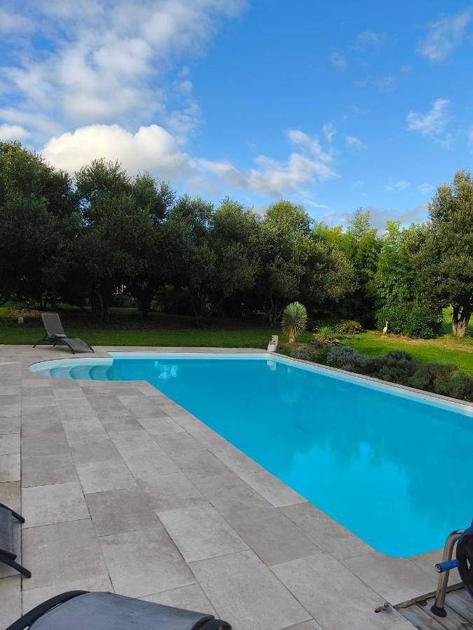 Gîte pour 5 personnes, avec Balcon et Terrasse ainsi que Jardin et Piscine à Le Verdier