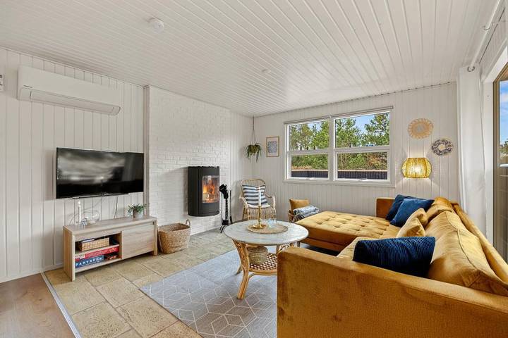 Cosy holiday home with fireplace - renovated 2023 in Blavand, Varde Region