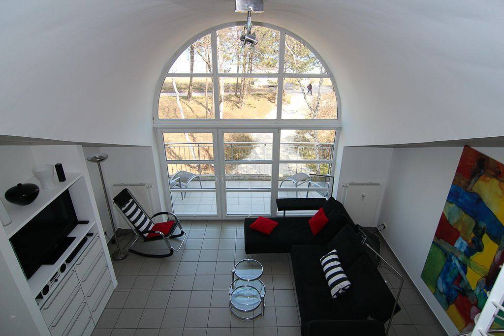 Ganze Wohnung, Elegante Ferienwohnung mit Balkon und Meerblick, direkte Strandlage in Breege, Rügen