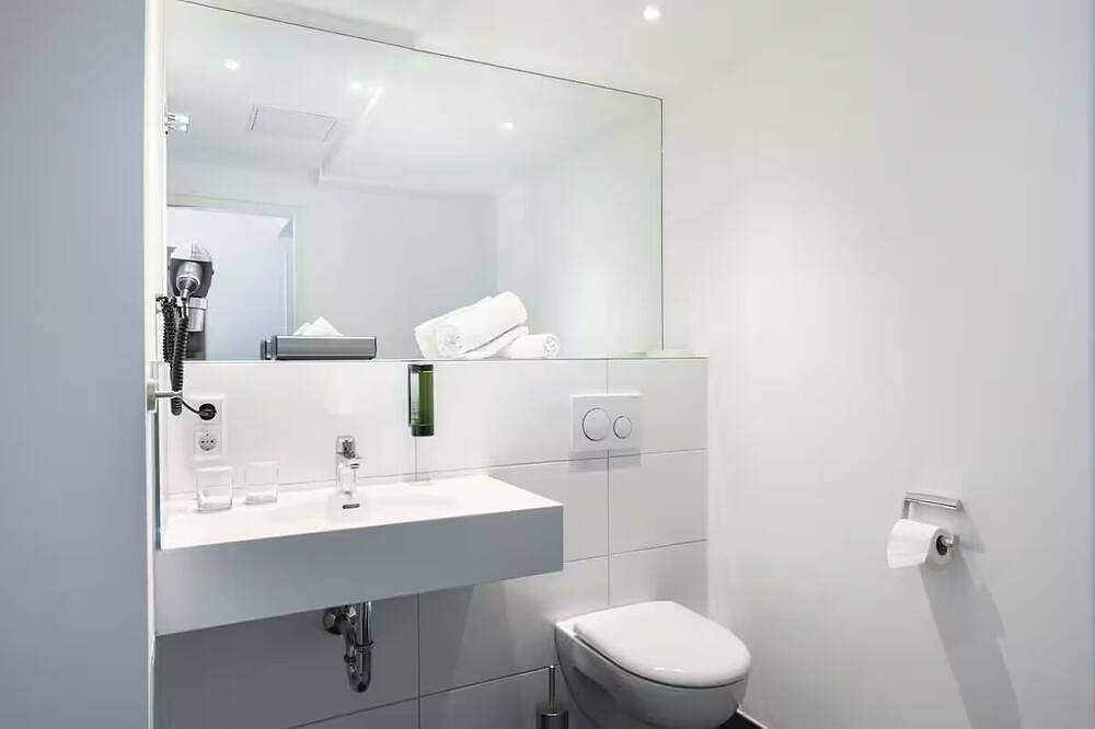 Elegant Business Escape |Twin Room | Easy Downtown Access | Pets Welcome in Stuttgart, Stuttgart Region