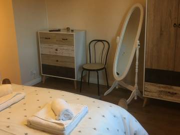 Log Cabin for 6 People in Shanklin, Isle of Wight, Photo 4