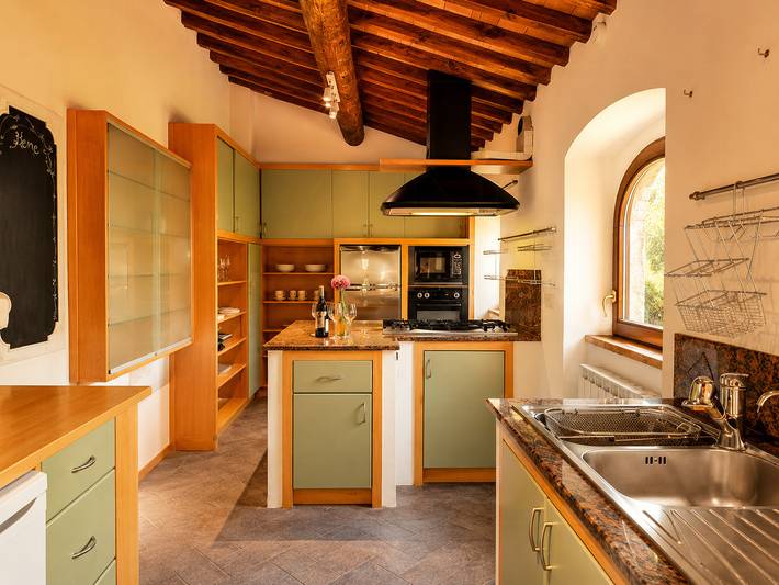 Casa de piedra en medio de los paisajes montañosos de Umbría in Montone (Italia), Valtiberina