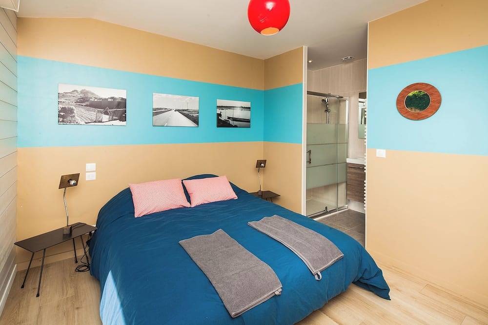 Ecolodge La Vertonne. A romantic getaway, bikes available and a shared garden. in Brem-sur-Mer, Loire Valley