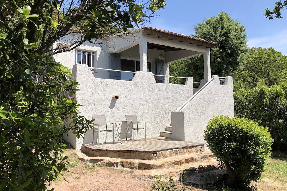 Detached house with 2 bedrooms, beautiful sea view and closed garden. in Fautea, Zonza