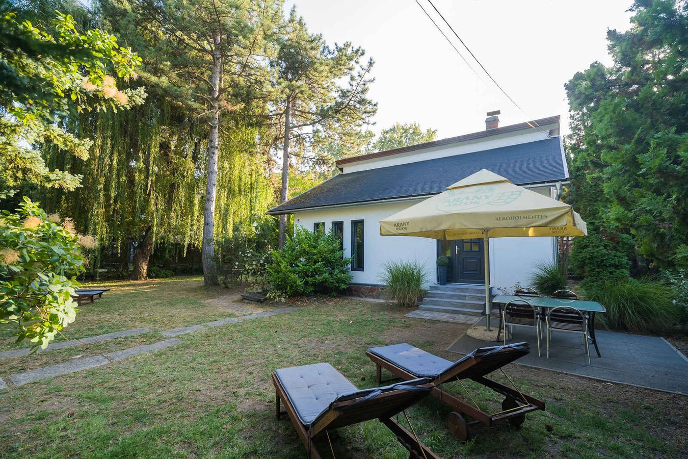 Geheel vakantieappartement, Vakantiewoning volledig gerenoveerd, op slechts 110 m van het strand  in Siófok, Siófoki en omgeving