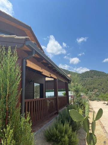 Casa rural para 8 personas, con vistas además de jardín y piscina en Yeste