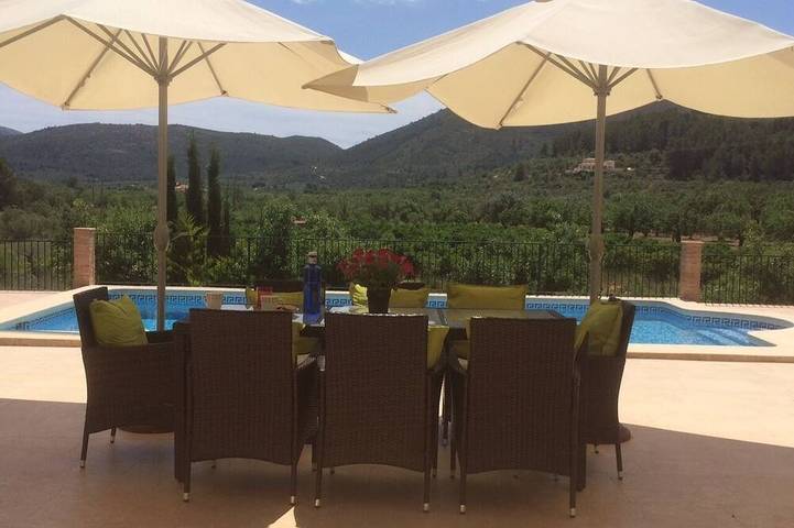 Location de vacances pour 7 personnes, avec terrasse et jardin à Parcent