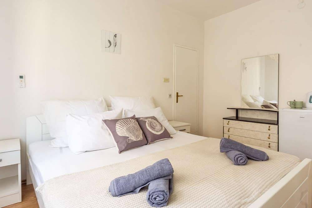 Ganze Wohnung, Room with bathroom, fridge, kettle, free Wifi and free parking space in Metajna, Pag