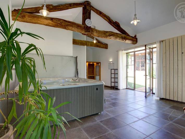Gîte pour 6 personnes, avec piscine et terrasse ainsi que jardin et sauna dans la Loire - 2
