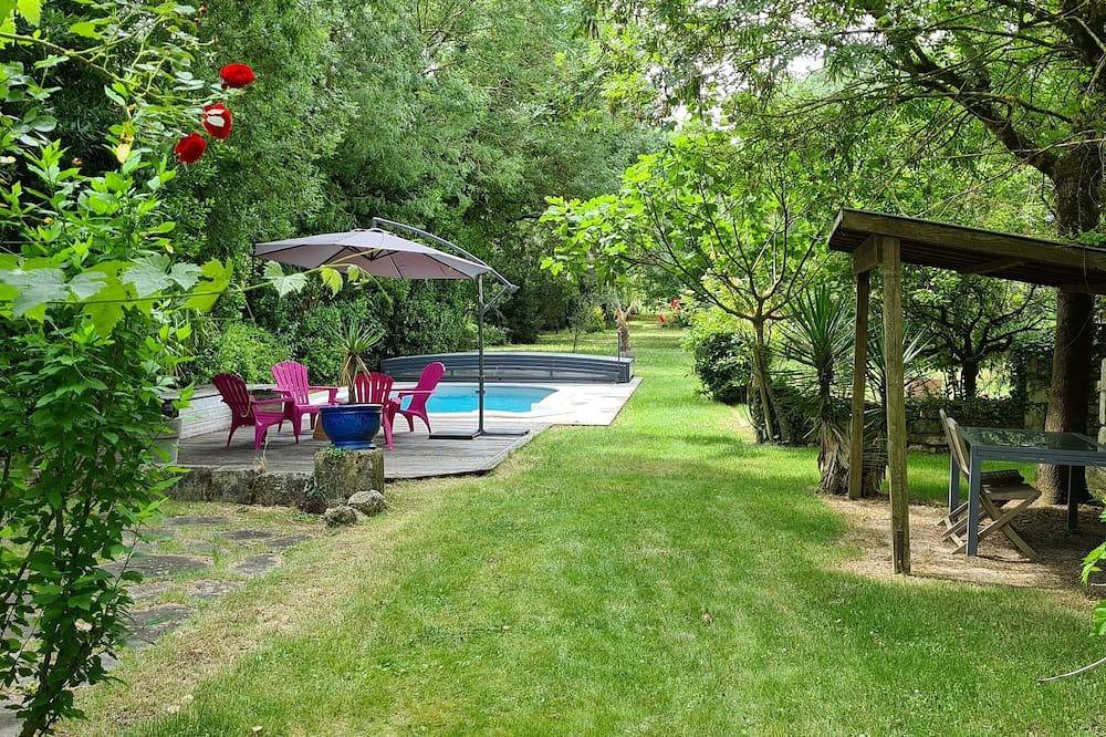 Cozy house with swimming pool in Barzan, Région de Saintes