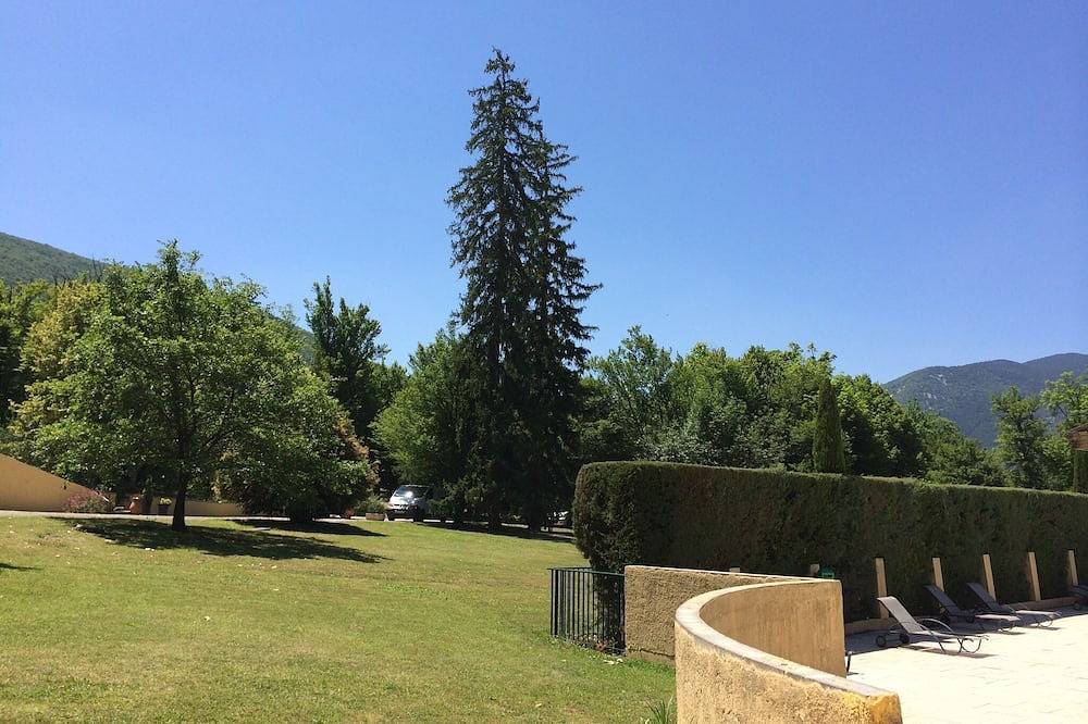 Entire apartment, Apartment in Rhone Alpes near Ski Slopes in Montbrun-les-Bains, Nyons region