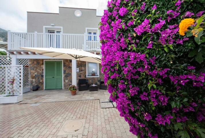 Location de vacances pour 3 personnes, avec Terrasse et Jacuzzi ainsi que Jardin et Piscine à Sant'Andrea