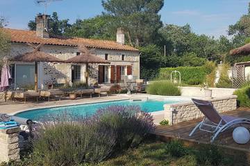 Gîte pour 2 personnes, avec piscine à Bussac-Forêt