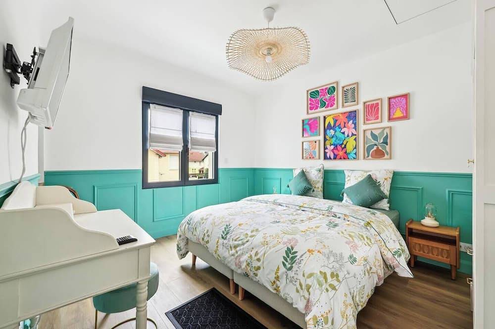 Family home for 8 people, 2 steps from line 14, fully equipped! in Orly (Île de France), Val-de-Marne