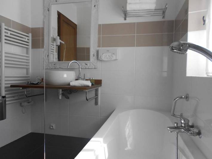 Hôtel pour 2 personnes, avec vue ainsi que jardin et piscine, animaux acceptés à Eygalières - 3