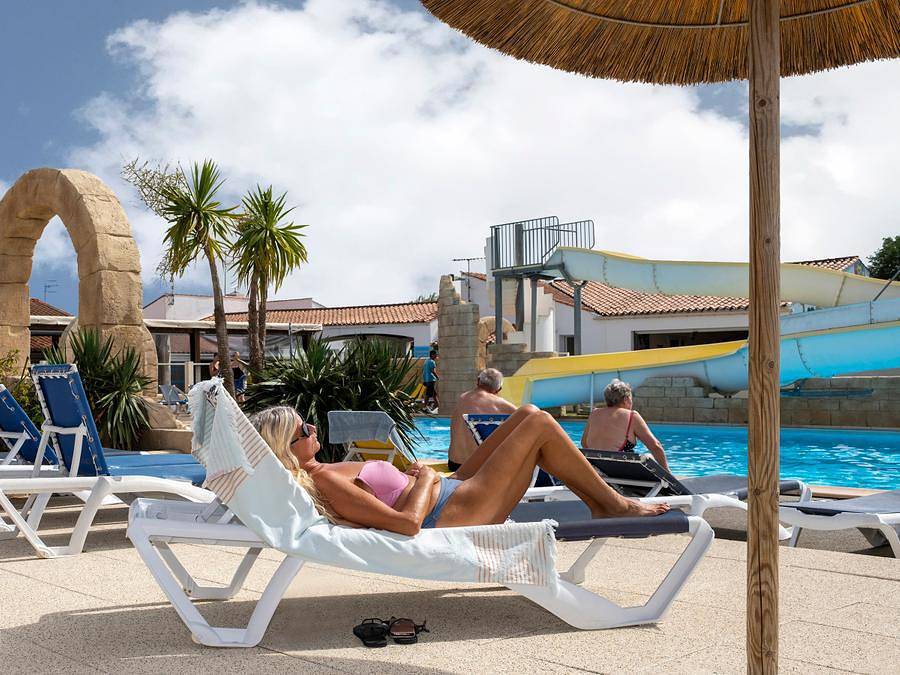 Camping Paradis Les Jonquilles - Mobilheim 4 personen - Mobilheim Klassisch 2 Zimmer 4 Personen in La Tranche-sur-Mer, Vendée