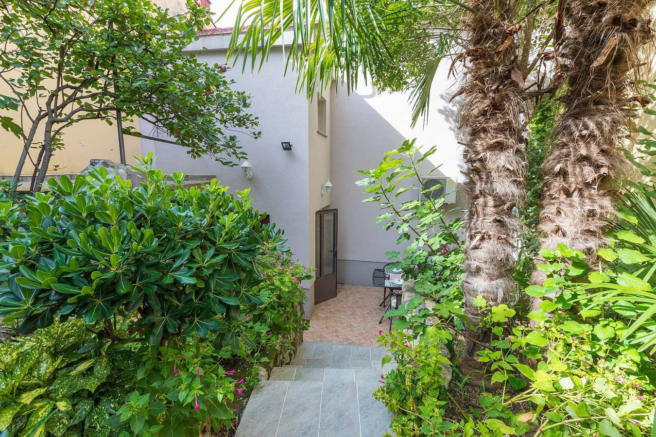 Nur 100 Meter zum Sandstrand mit mediterranem Garten in Crikvenica, Żupania primorsko-gorska