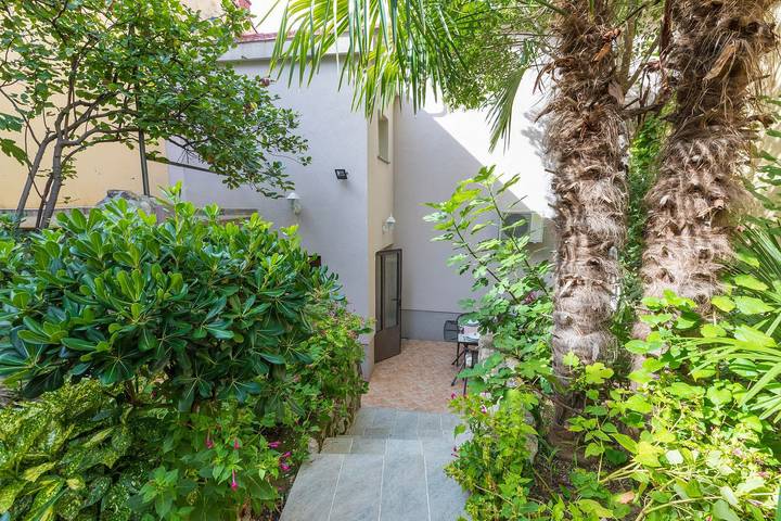 Nur 100 Meter zum Sandstrand mit mediterranem Garten in Gradsko kupalište (Crikvenica), Crikvenica