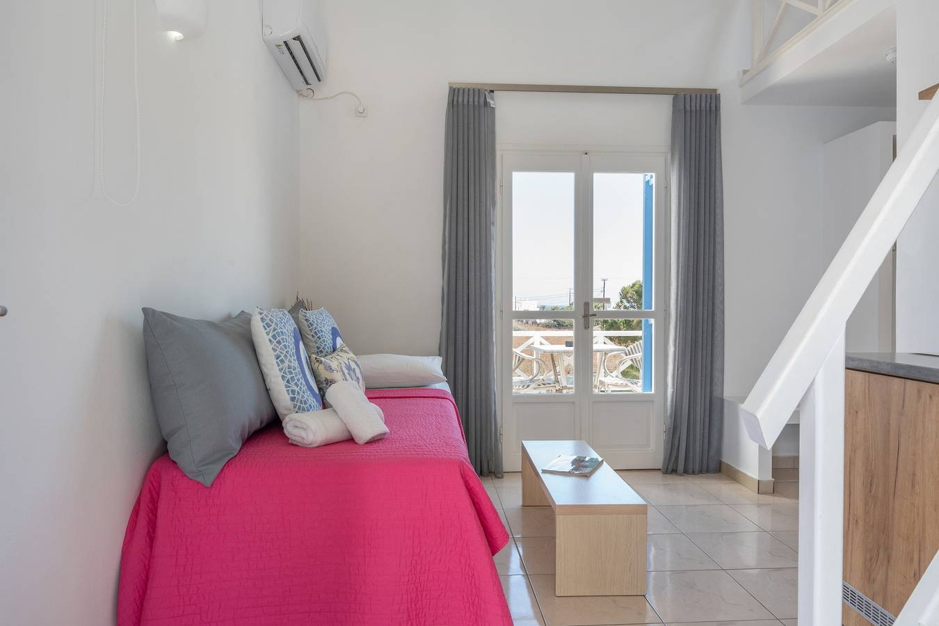 Family Maisonette Apartment - Sleeps 5 in Agios Georgios (Santorini), Santorini