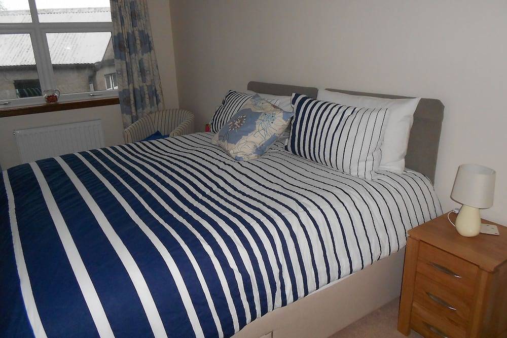Licence No: Stb 4* Large Property & Garden, Sleeps 8. Free Wifi in Elgin, Moray