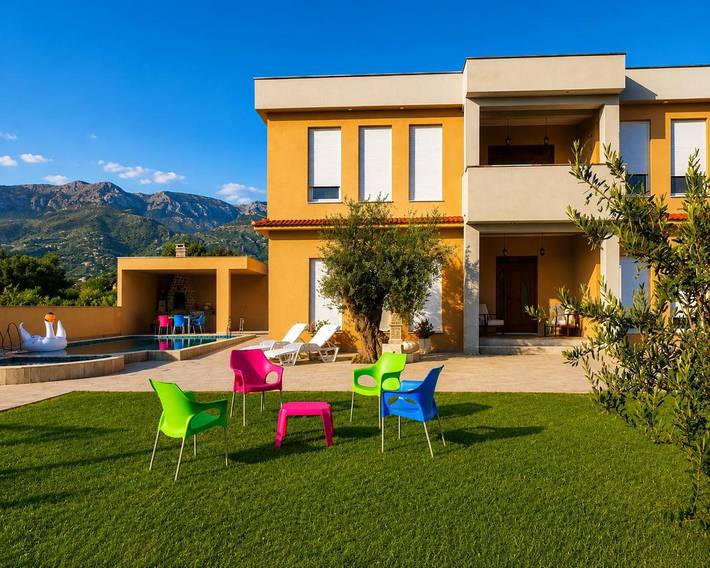 Gîte pour 8 personnes, avec Balcon et Terrasse ainsi que Jardin et Piscine dans Bar