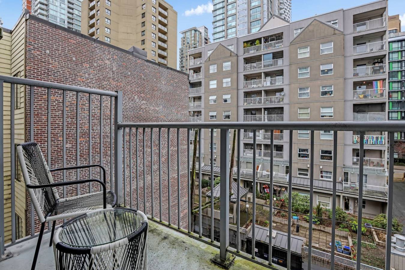 Ganze Wohnung, Downtown Van 2Br Stay | Balcony + Workspace in Vancouver, British-Columbia