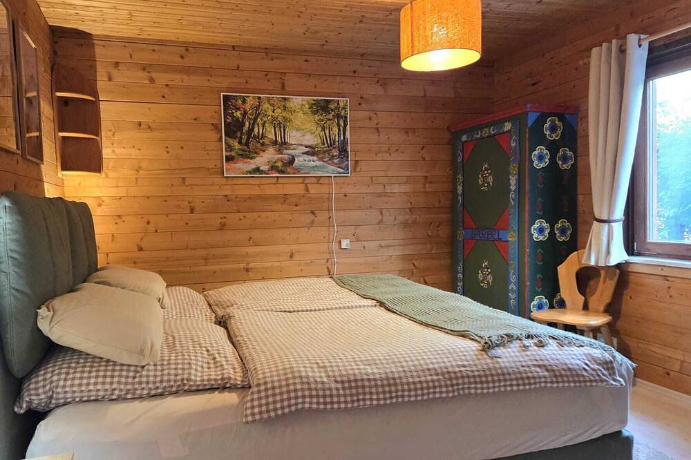 Die Schmugglerhütte. Kachelofen, Waldrand, eingezäunt, bis zu 3 Hunde willkommen in Haus im Wald, Grafenau