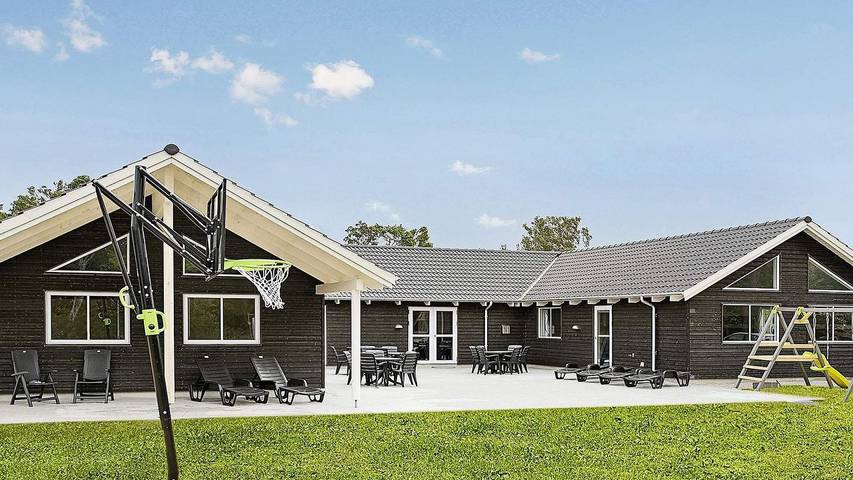 Ferieudlejning for 25 personer, med terrasse og sauna såvel som jacuzzi og pool i Asserbo