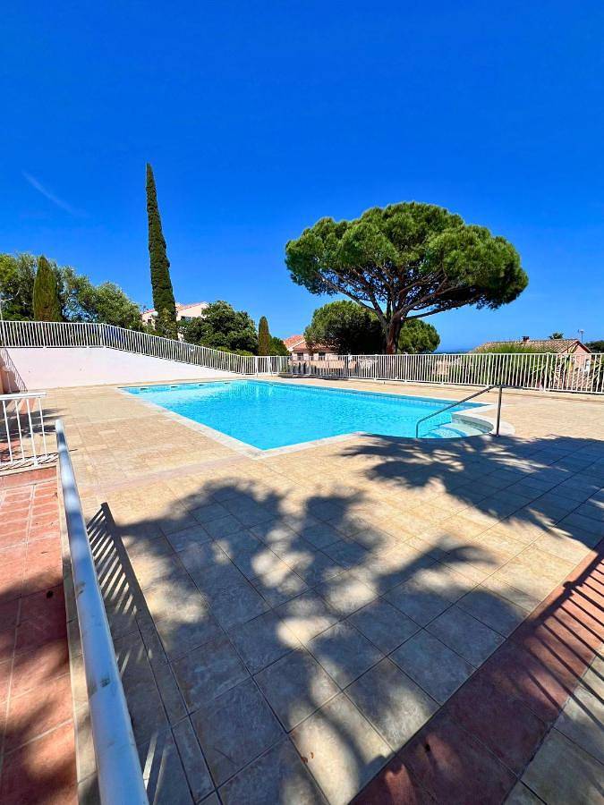 Villa pour 12 personnes, avec Balcon et Terrasse ainsi que Jardin et Piscine à Giens - 2