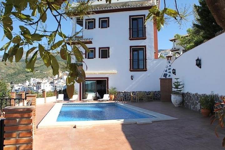 Casa rural para 14 personas, con piscina además de jardín y jacuzzi en Canillas de Albaida - 2