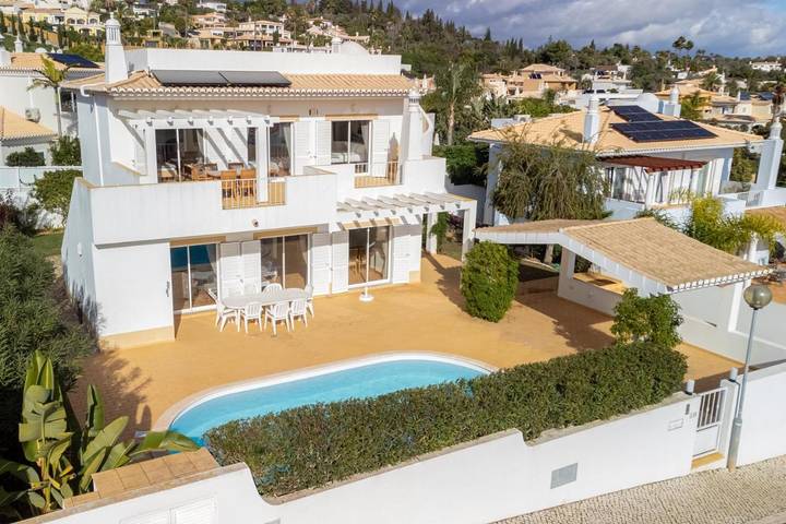 Ferienhaus mit Meerblick für 8 Personen, mit Pool und Balkon sowie Garten in Lagos