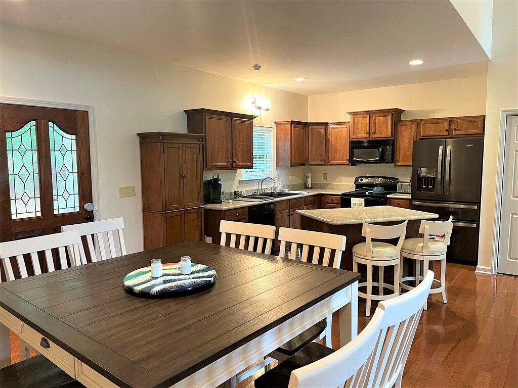 Cheerful 3 Bdrm Lakefront Cottage on Lake Oconee in Lake Oconee