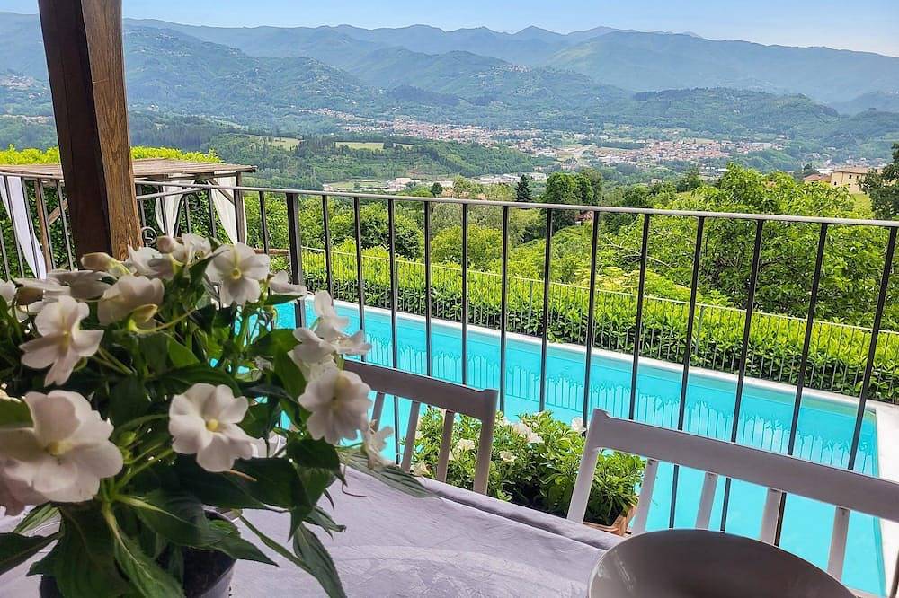 Cottage and house, private pool, hot tub, stunning views. Wifi. Ideal for groups in Castelnuovo di Garfagnana, Garfagnana
