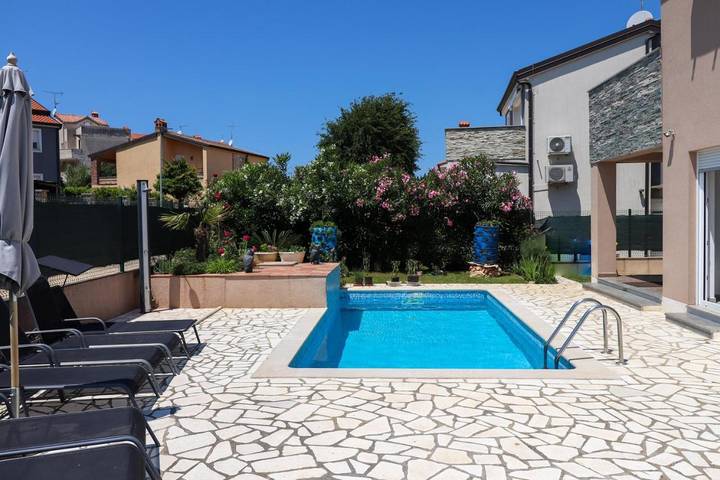 Villa pour 8 personnes, avec Balcon et Terrasse ainsi que Jardin et Piscine à Funtana - 3