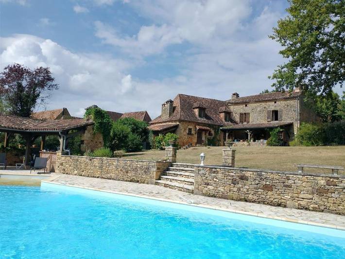 Location de vacances pour 8 personnes, avec vue et terrasse ainsi que jardin et piscine à Urval
