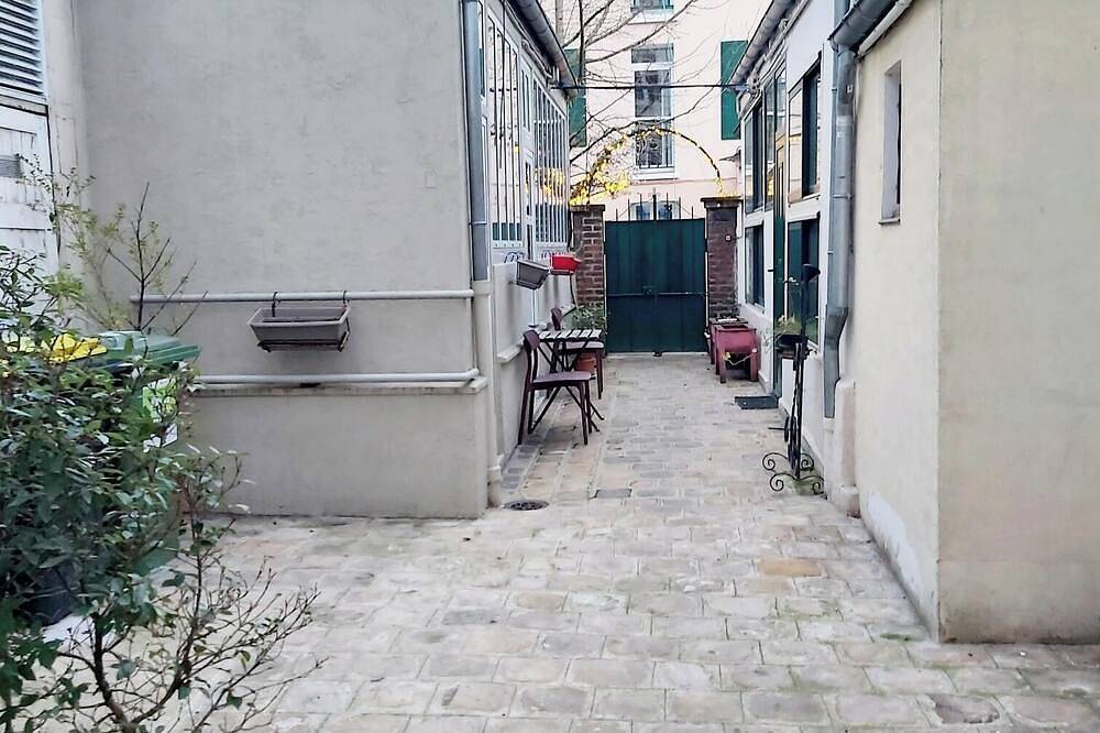 Appartement entier, Charmant studio, clair et calme, tout équipé. 2 min. métro Saint-Mandé ligne 1. in Vincennes, Val-de-Marne