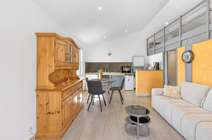 Maison de Vacances 'Les Iris' avec Vue sur la Montagne, Terrasse Privée et Wi-Fi in La Robine-sur-Galabre, Alpes-de-Haute-Provence