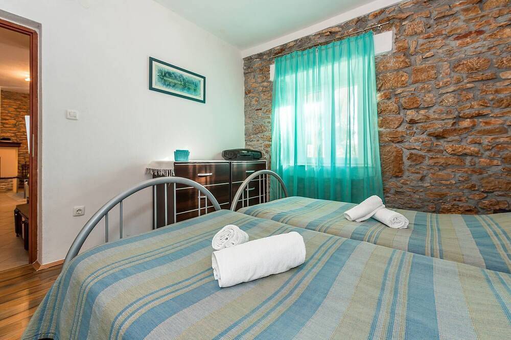 Landhaus Gluić - mit Außenpool in Dalmatinisches Zagora