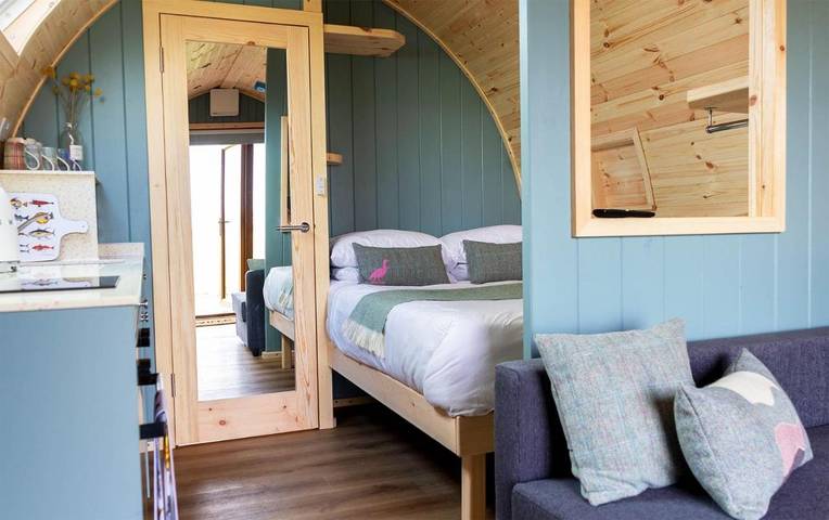 Holiday rental for 4 people, with Terrace and Garden as well as Lake view and View on North Uist