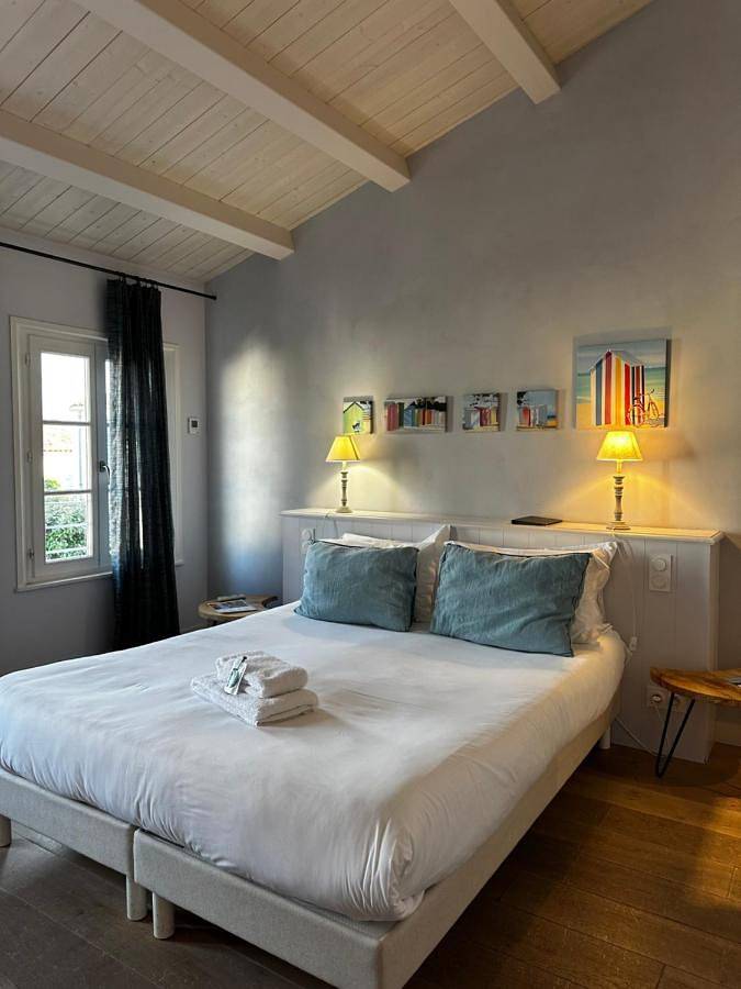 Hôtel pour 2 personnes, avec jardin ainsi que vue et piscine, animaux acceptés dans Office De Tourisme De Saint Martin En Re - 4