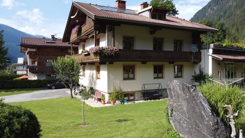 Apartment for 5 people, with view and garden in Mayrhofen