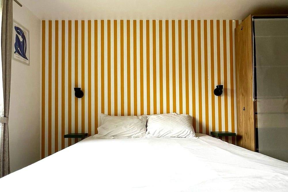Bedroom with bathroom and garden in Maison Meulière in Chelles, Seine-et-Marne